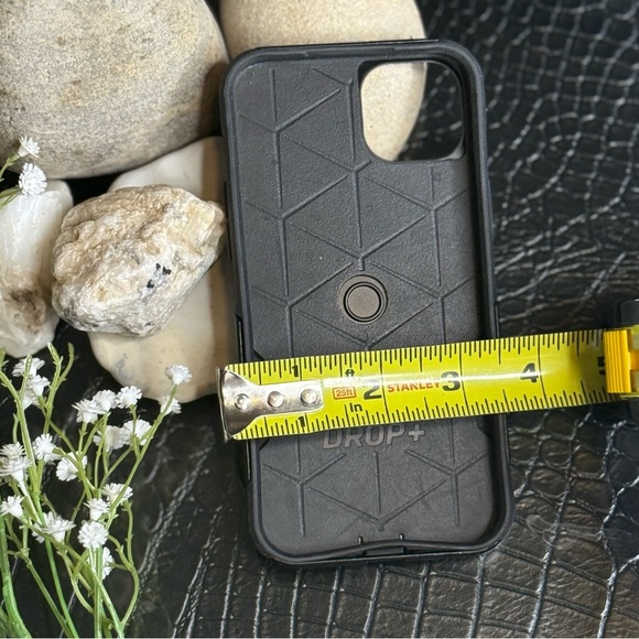 OtterBox Sleek Black Phone Case - Picture 4 of 4